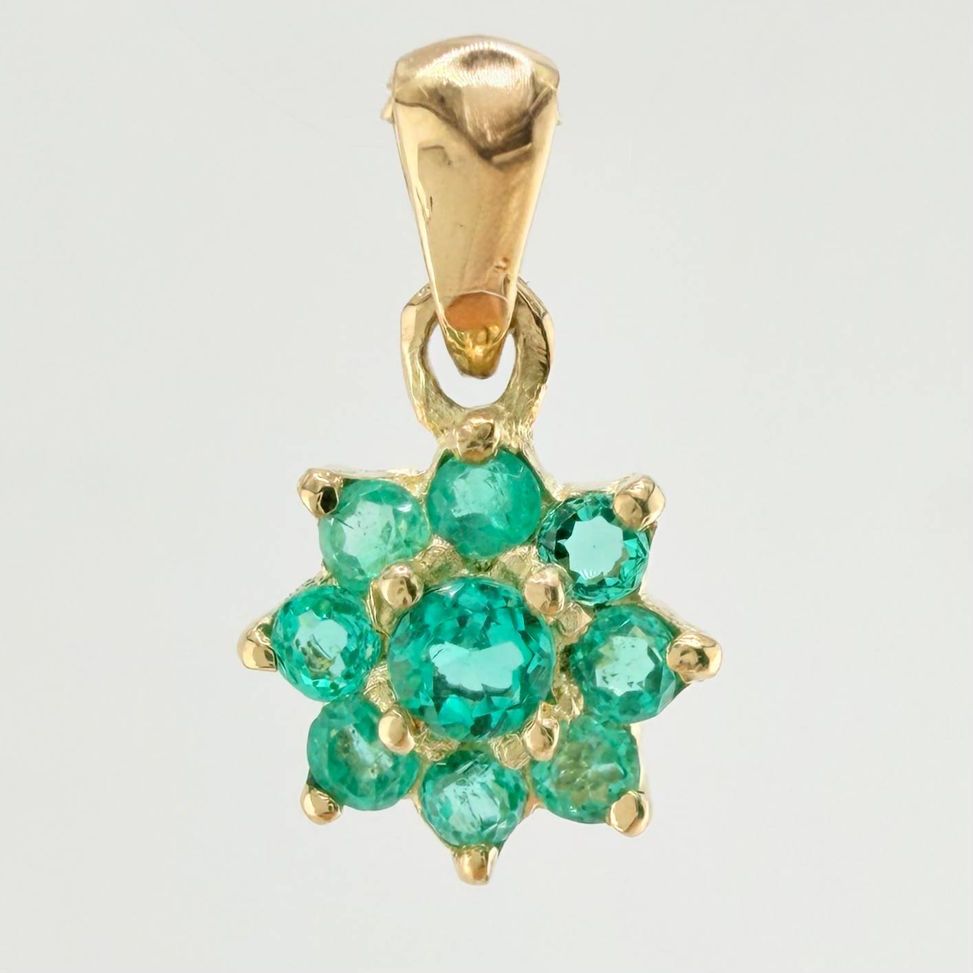 Dije Flor Nevada Esmeraldas 28pts 0.9gr / 1/2 in / Oro Amarillo 18K ©