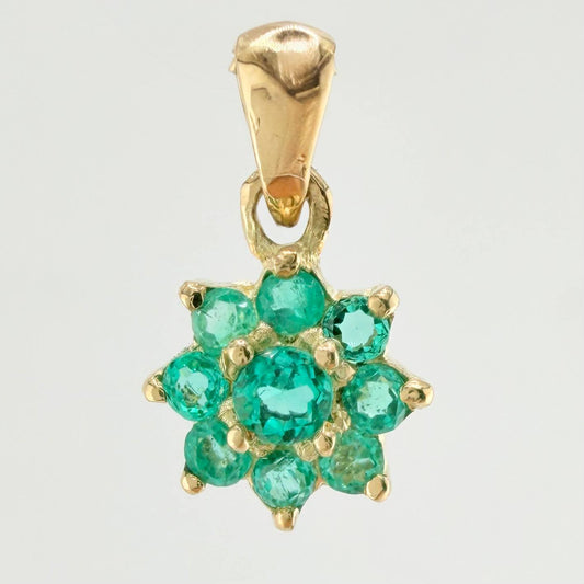 Dije Flor Nevada Esmeraldas 28pts 0.9gr / 1/2 in / Oro Amarillo 18K ©