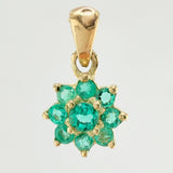 Dije Flor Nevada Esmeraldas 28pts 0.9gr / 1/2 in / Oro Amarillo 18K ©