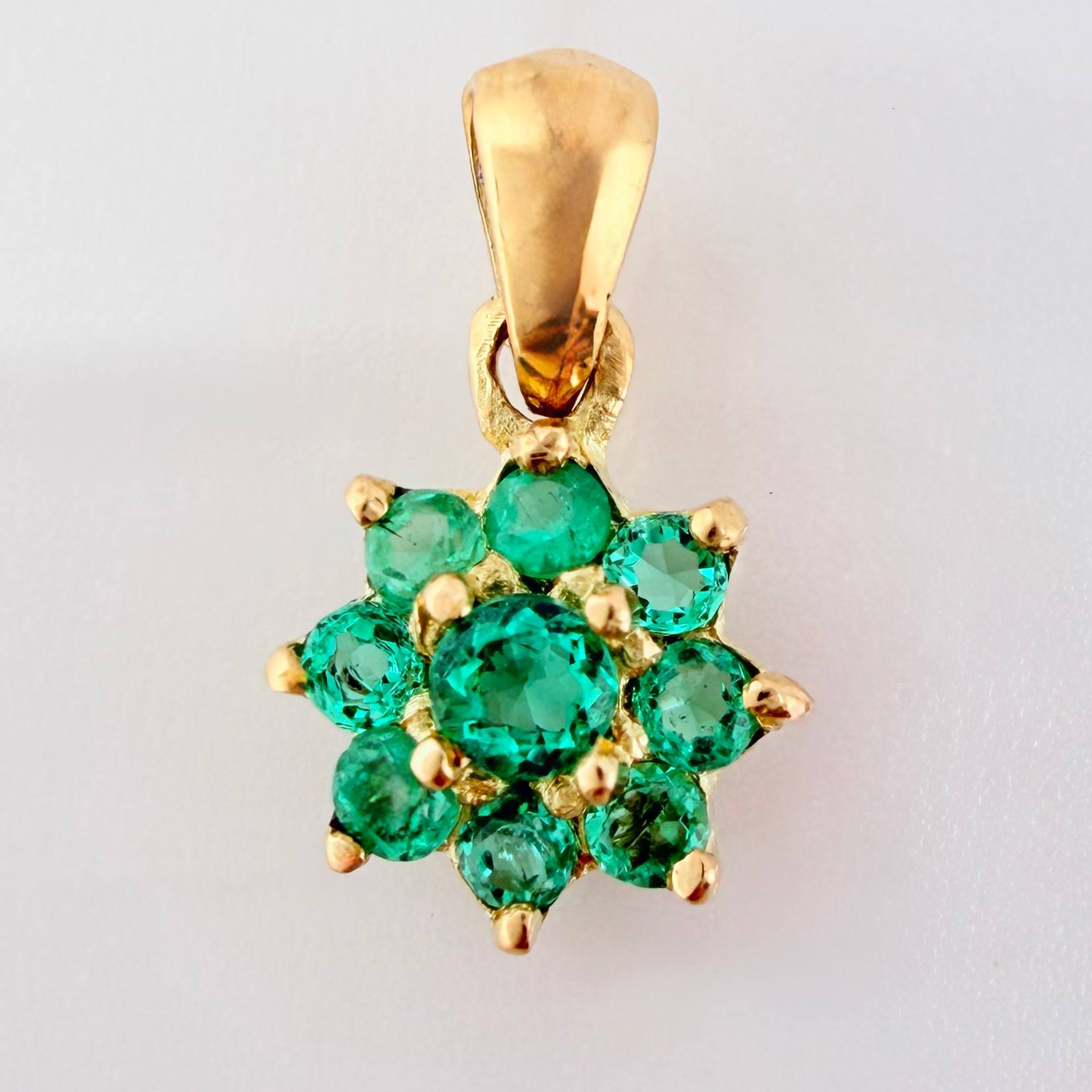 Dije Flor Nevada Esmeraldas 28pts 0.9gr / 1/2 in / Oro Amarillo 18K ©