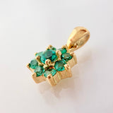 Dije Flor Nevada Esmeraldas 28pts 0.9gr / 1/2 in / Oro Amarillo 18K ©