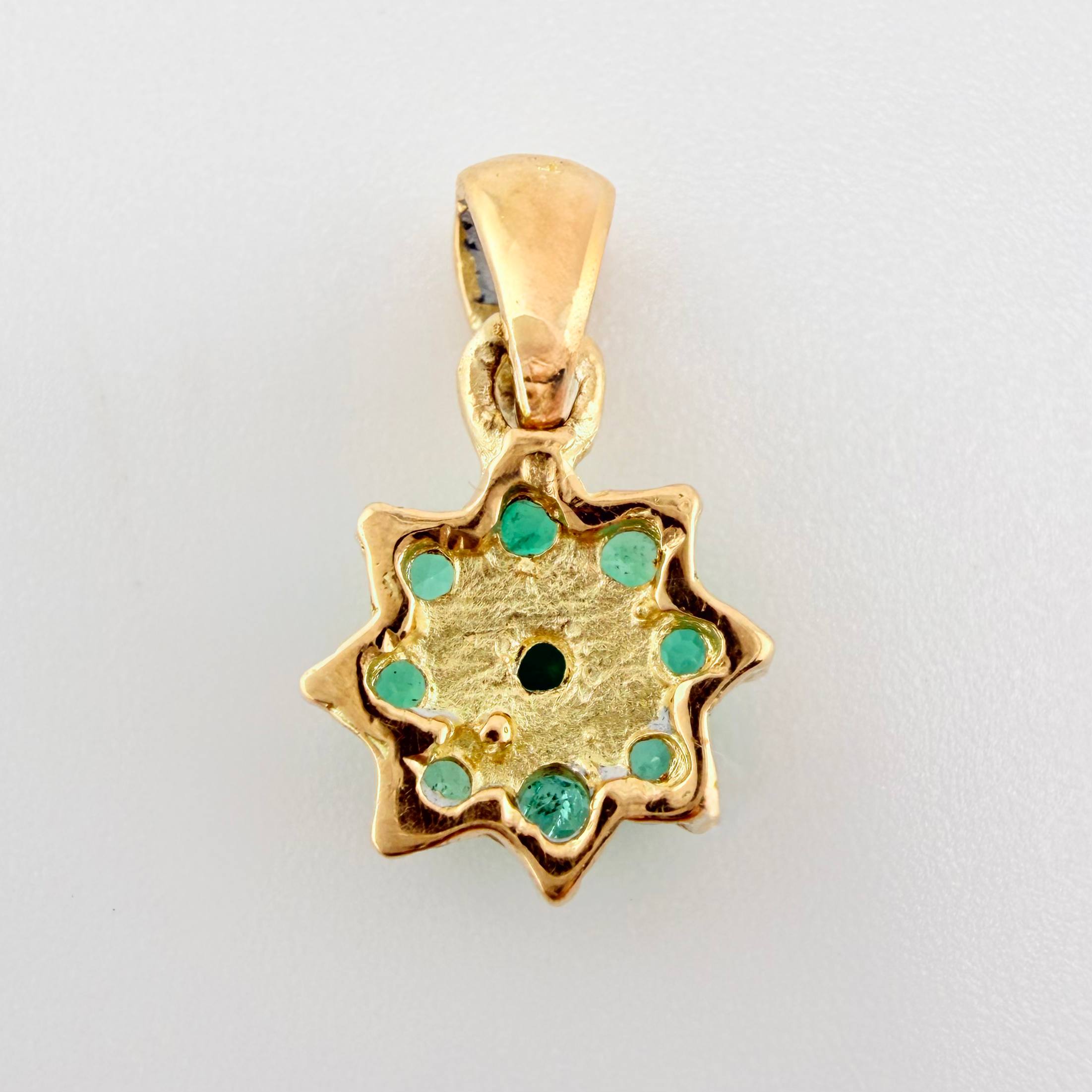 Dije Flor Nevada Esmeraldas 28pts 0.9gr / 1/2 in / Oro Amarillo 18K ©