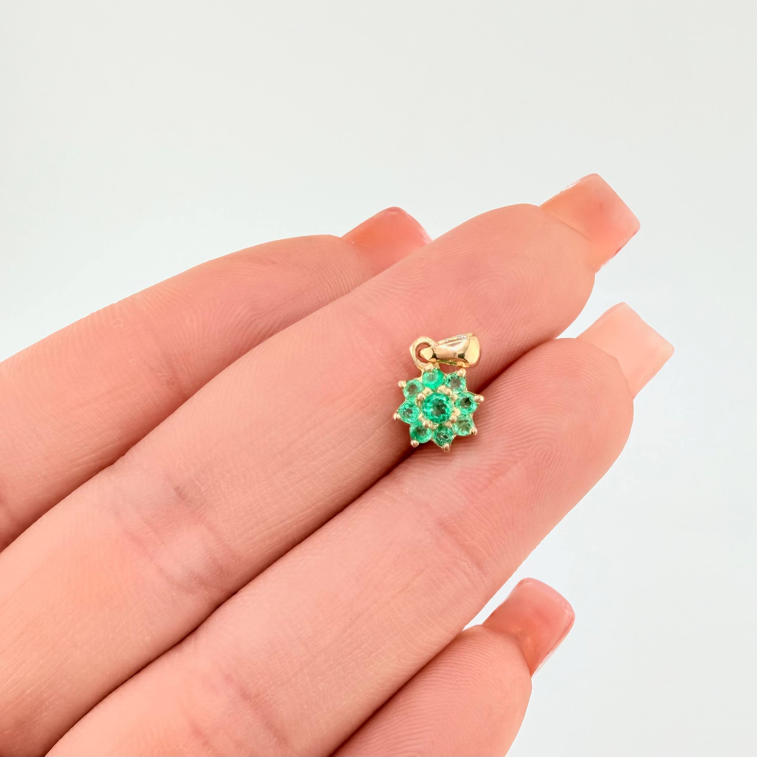 Dije Flor Nevada Esmeraldas 28pts 0.9gr / 1/2 in / Oro Amarillo 18K ©