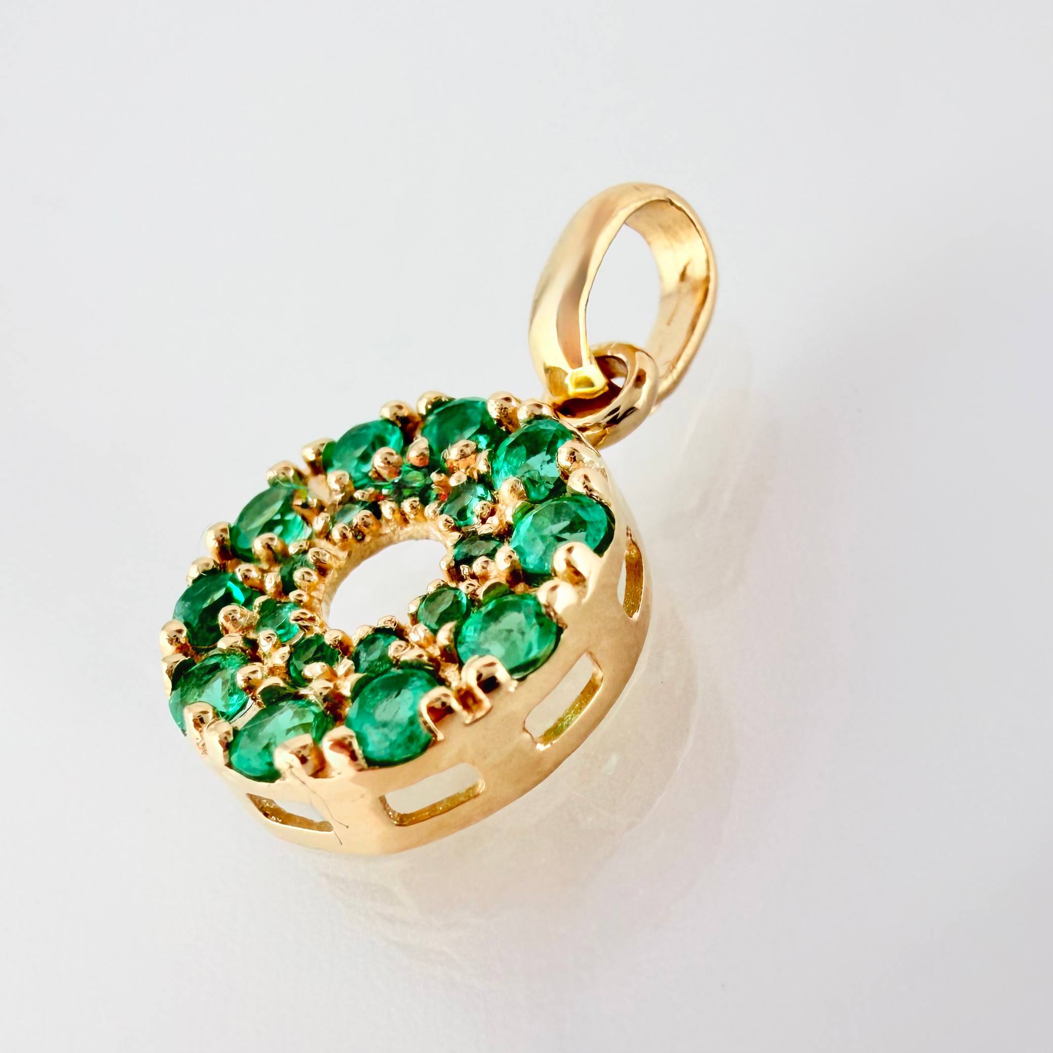 Dije Aro Tupido Esmeraldas 45pts 1.45gr / 3/4 in / Oro Amarillo 18K ©