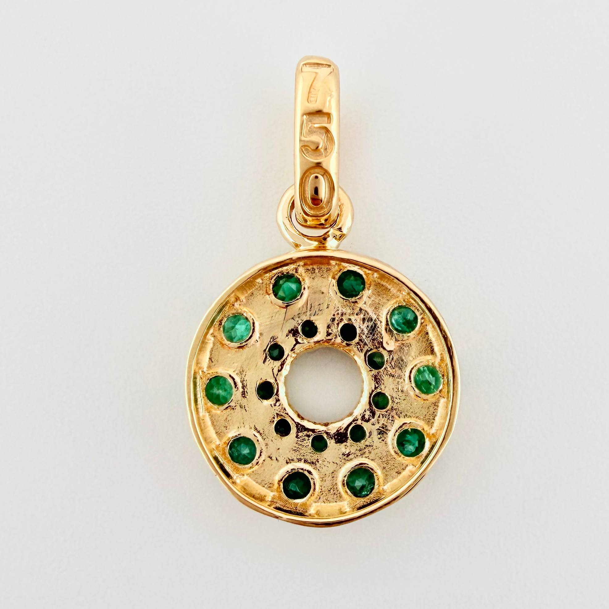 Dije Aro Tupido Esmeraldas 45pts 1.45gr / 3/4 in / Oro Amarillo 18K ©