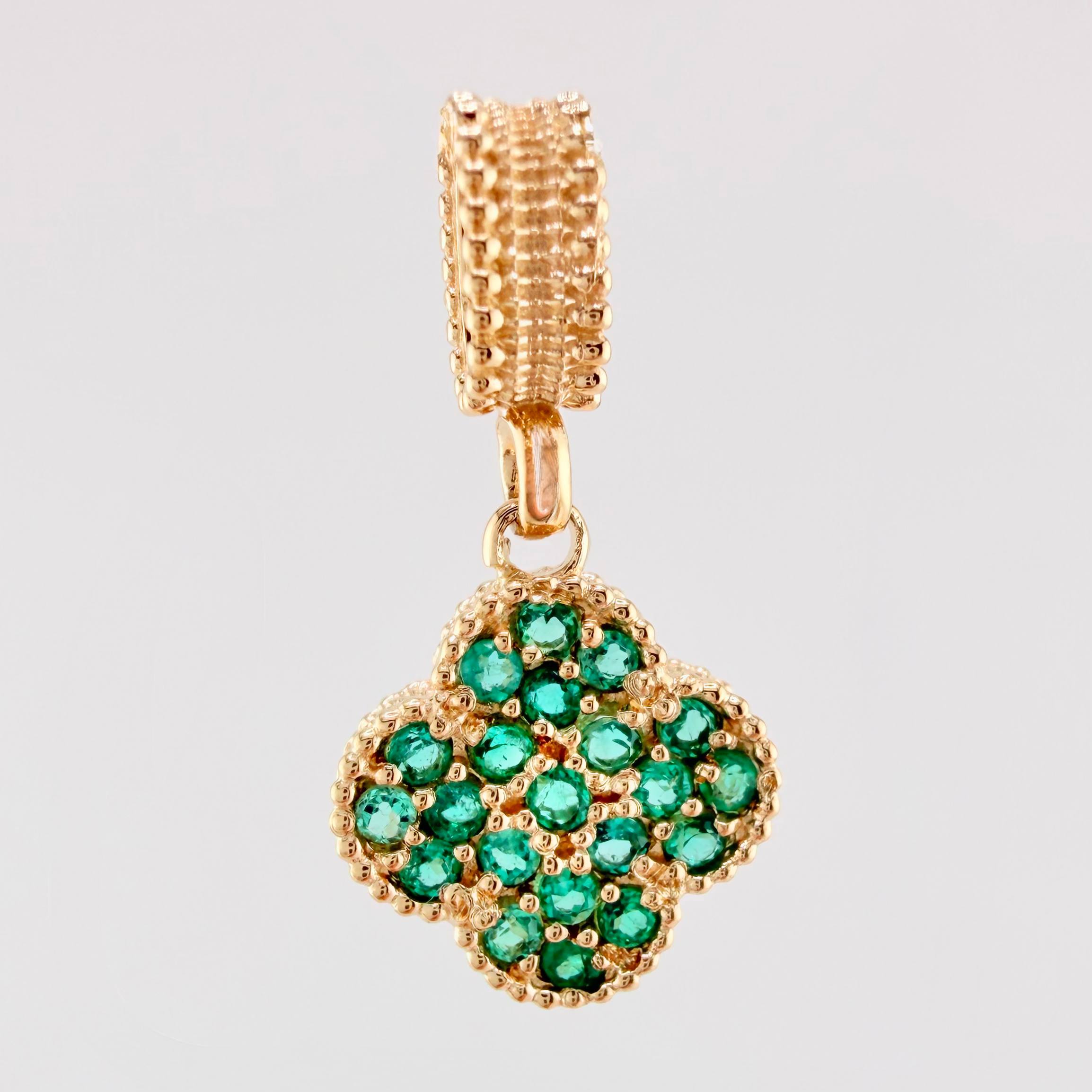 Dije Flor Trebol Esmeraldas 33pts 1.95gr / 3/4 in / Oro Amarillo 18K ©