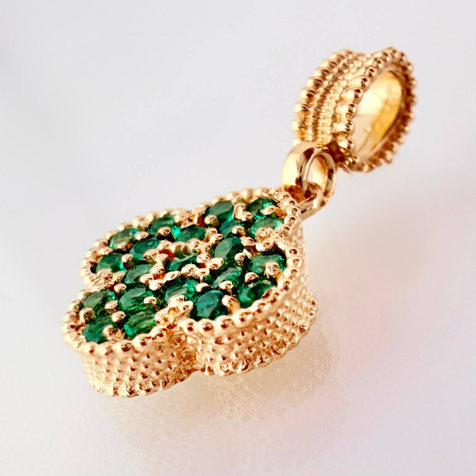 Dije Flor Trebol Esmeraldas 33pts 1.95gr / 3/4 in / Oro Amarillo 18K ©