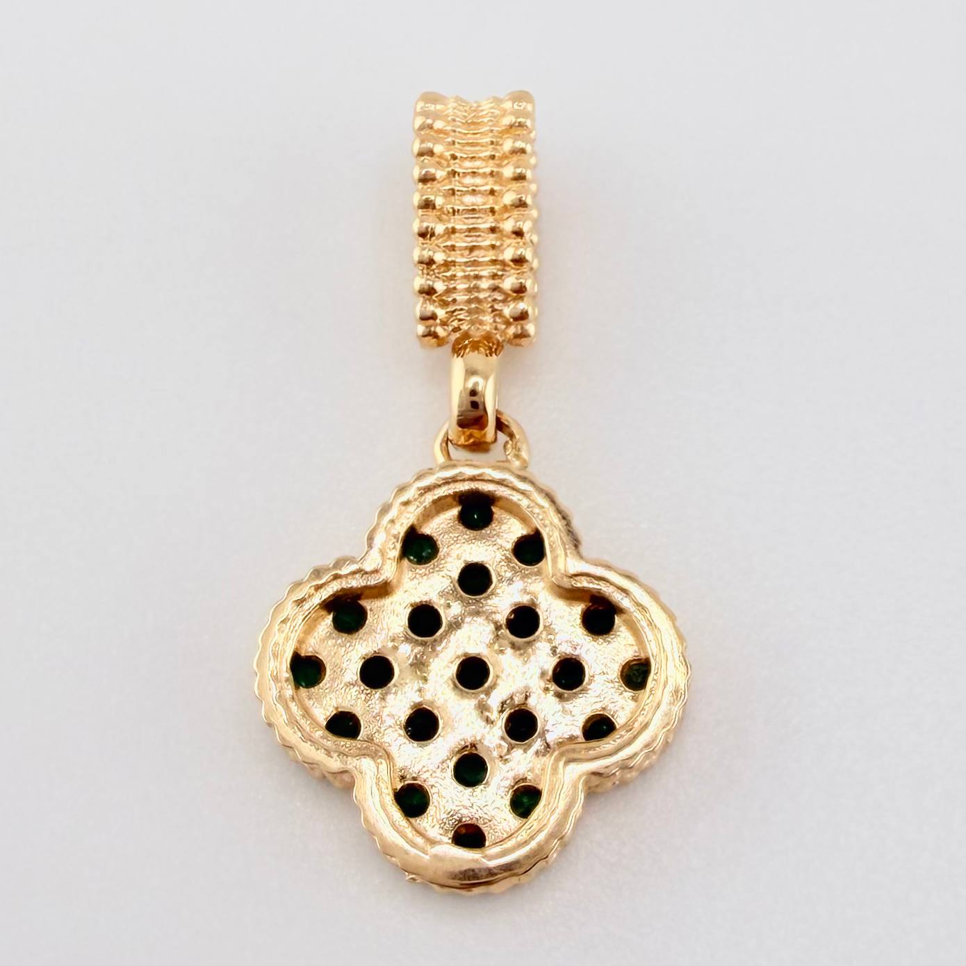 Dije Flor Trebol Esmeraldas 33pts 1.95gr / 3/4 in / Oro Amarillo 18K ©