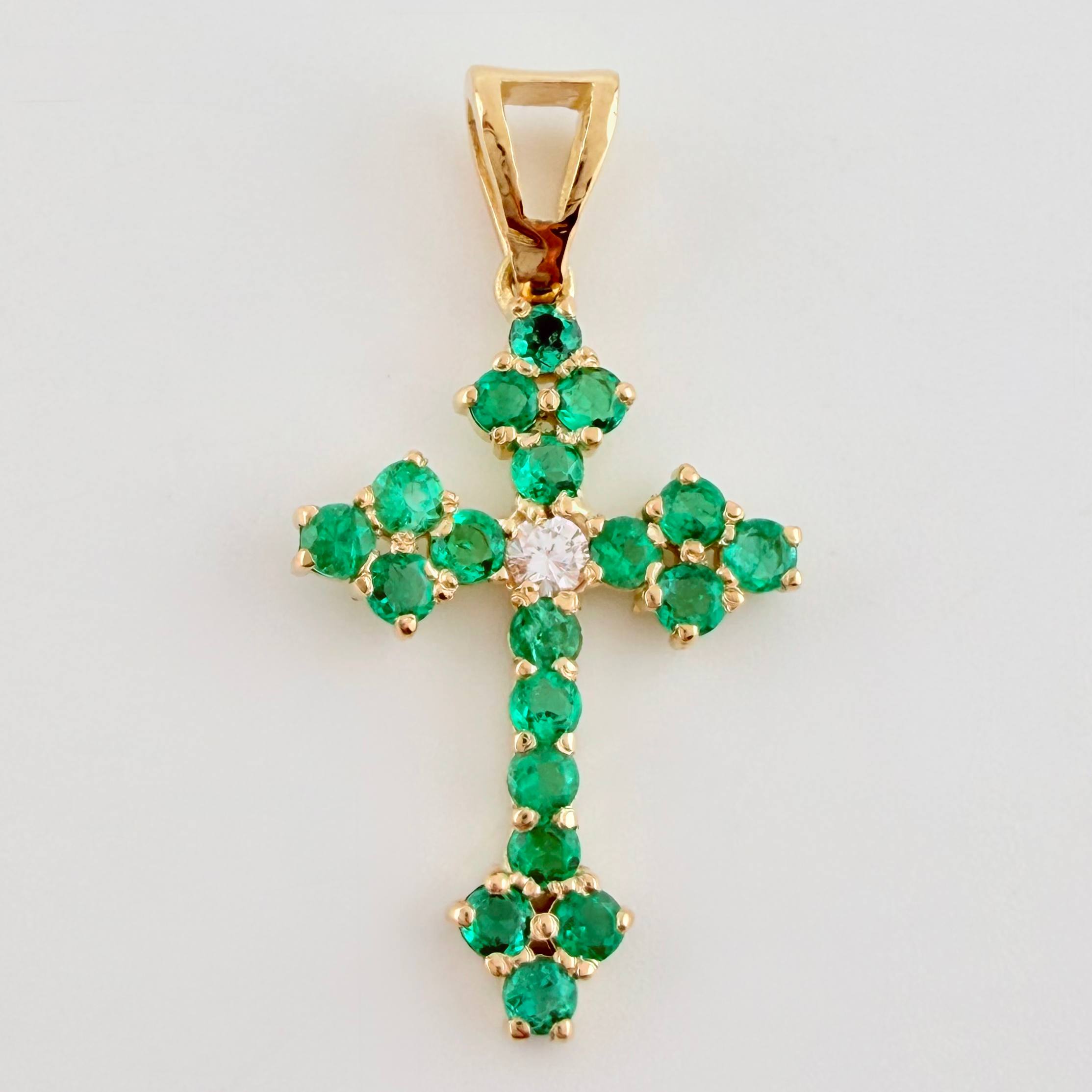 Dije Cruz Florencial Esmeraldas 80pts Diamantes 4pts 1.9gr / 1 1/4 in / Oro Amarillo 18K ©