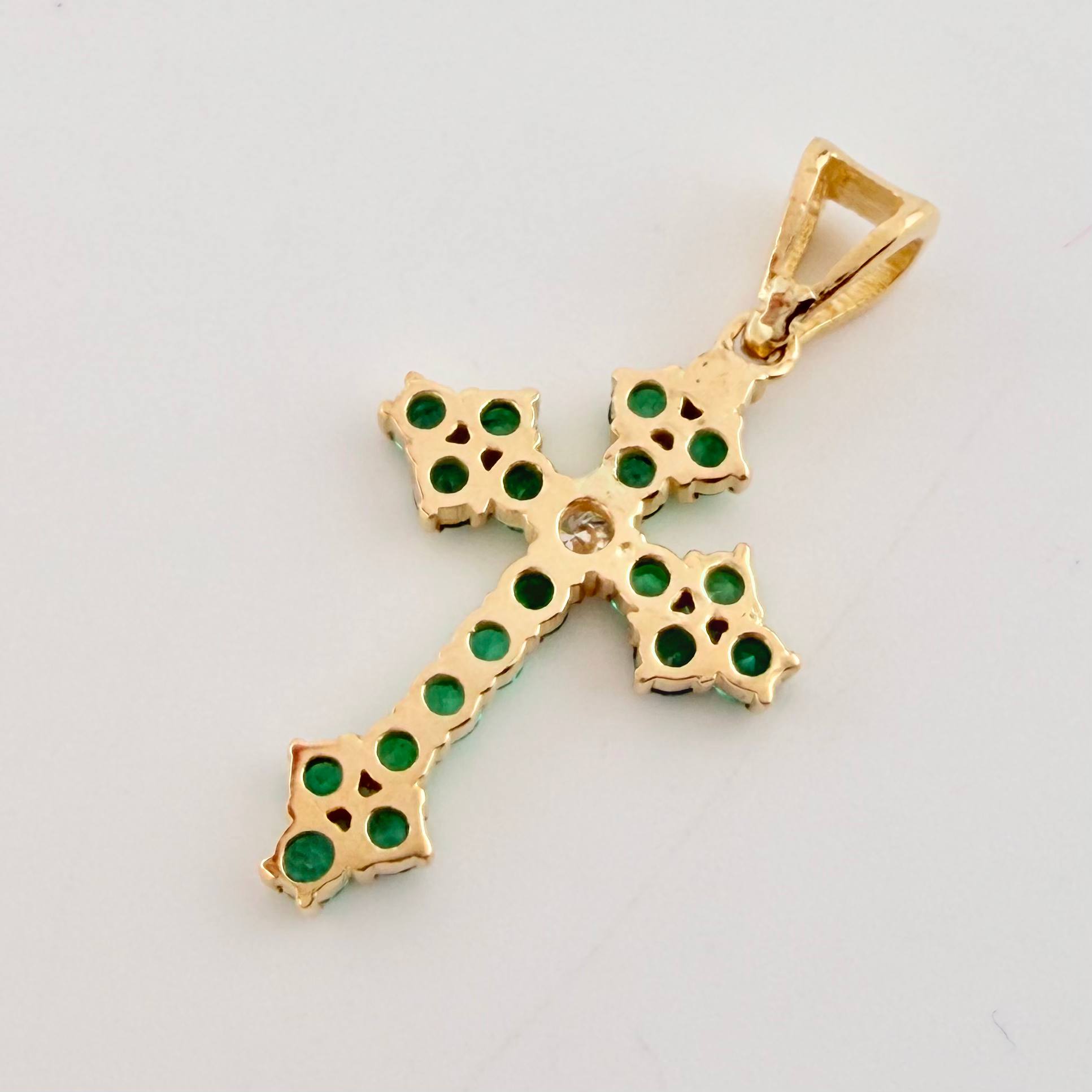 Dije Cruz Florencial Esmeraldas 80pts Diamantes 4pts 1.9gr / 1 1/4 in / Oro Amarillo 18K ©