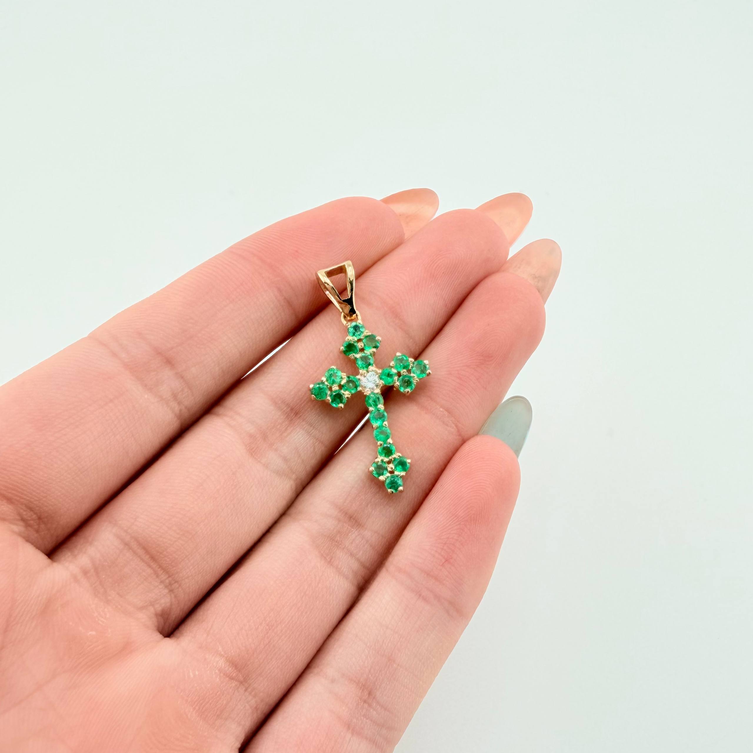 Dije Cruz Florencial Esmeraldas 80pts Diamantes 4pts 1.9gr / 1 1/4 in / Oro Amarillo 18K ©