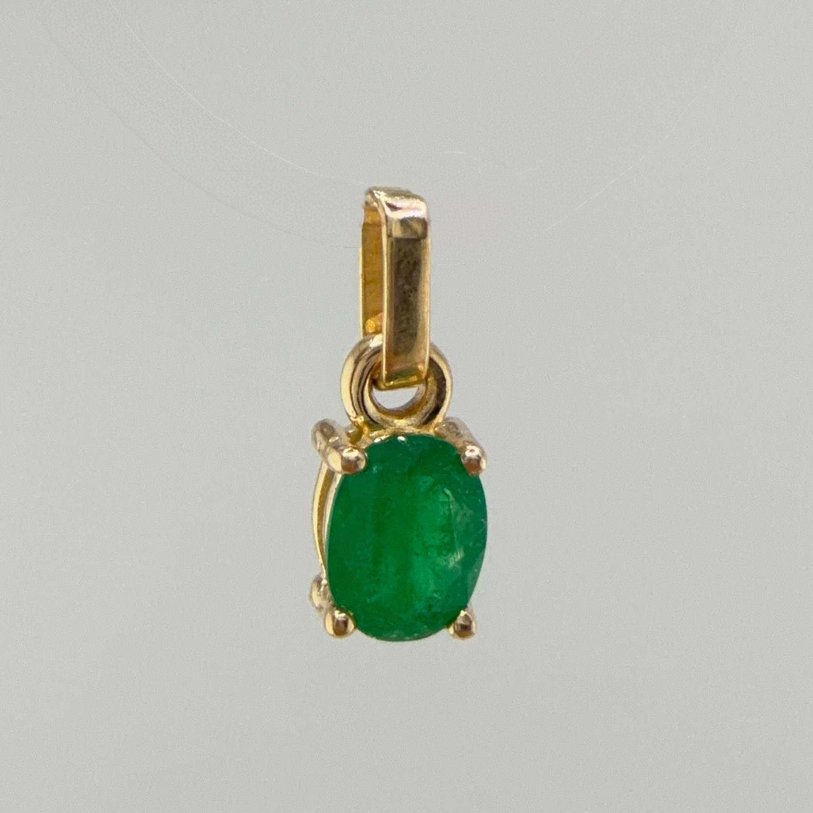 Dije Piedra Abultada Esmeralda 35pts 0.5gr / 1/2 in / Oro Amarillo 18K ©