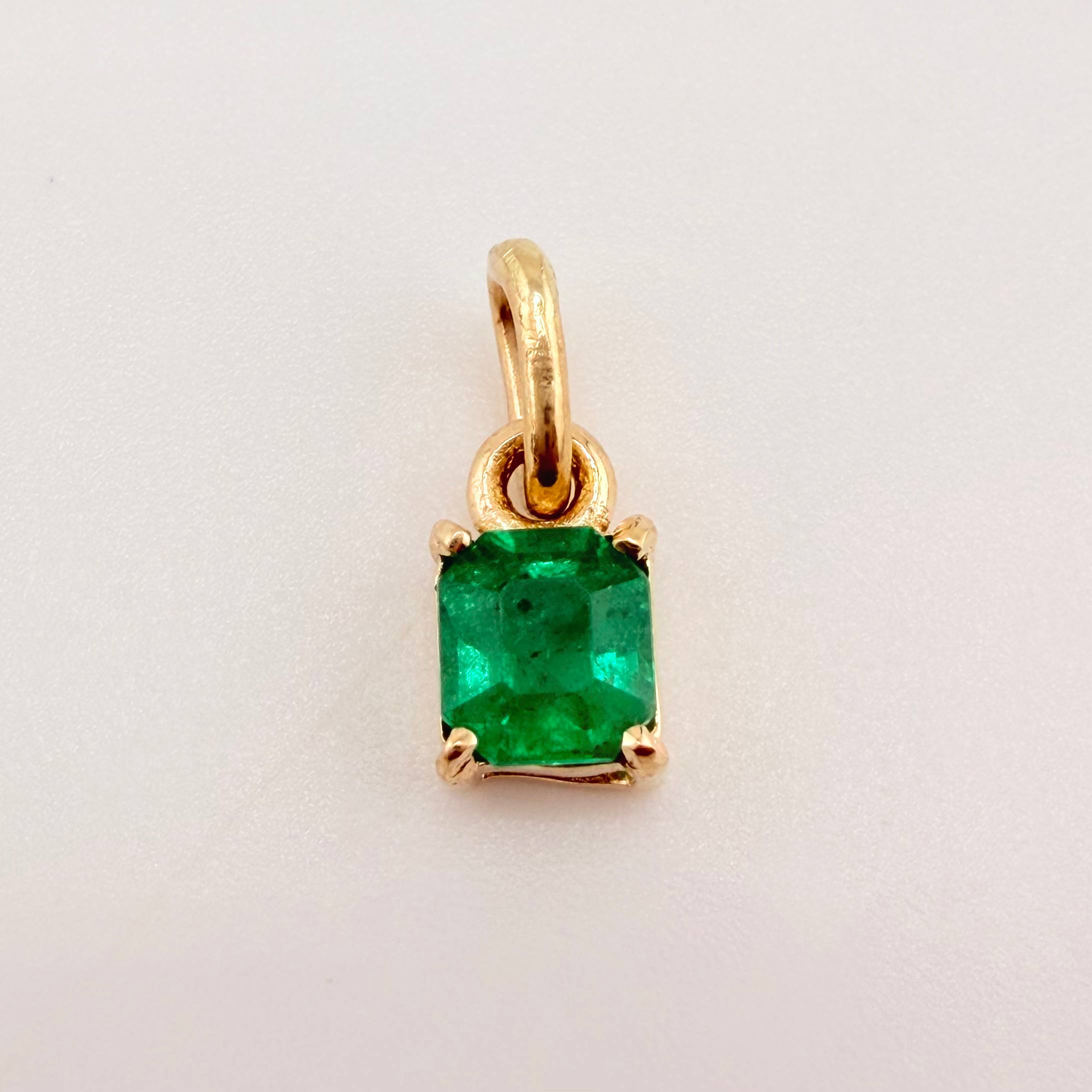 Dije Cuadrado Abultado Esmeralda 35pts 0.6gr / 1/2 in / Oro Amarillo 18K ©