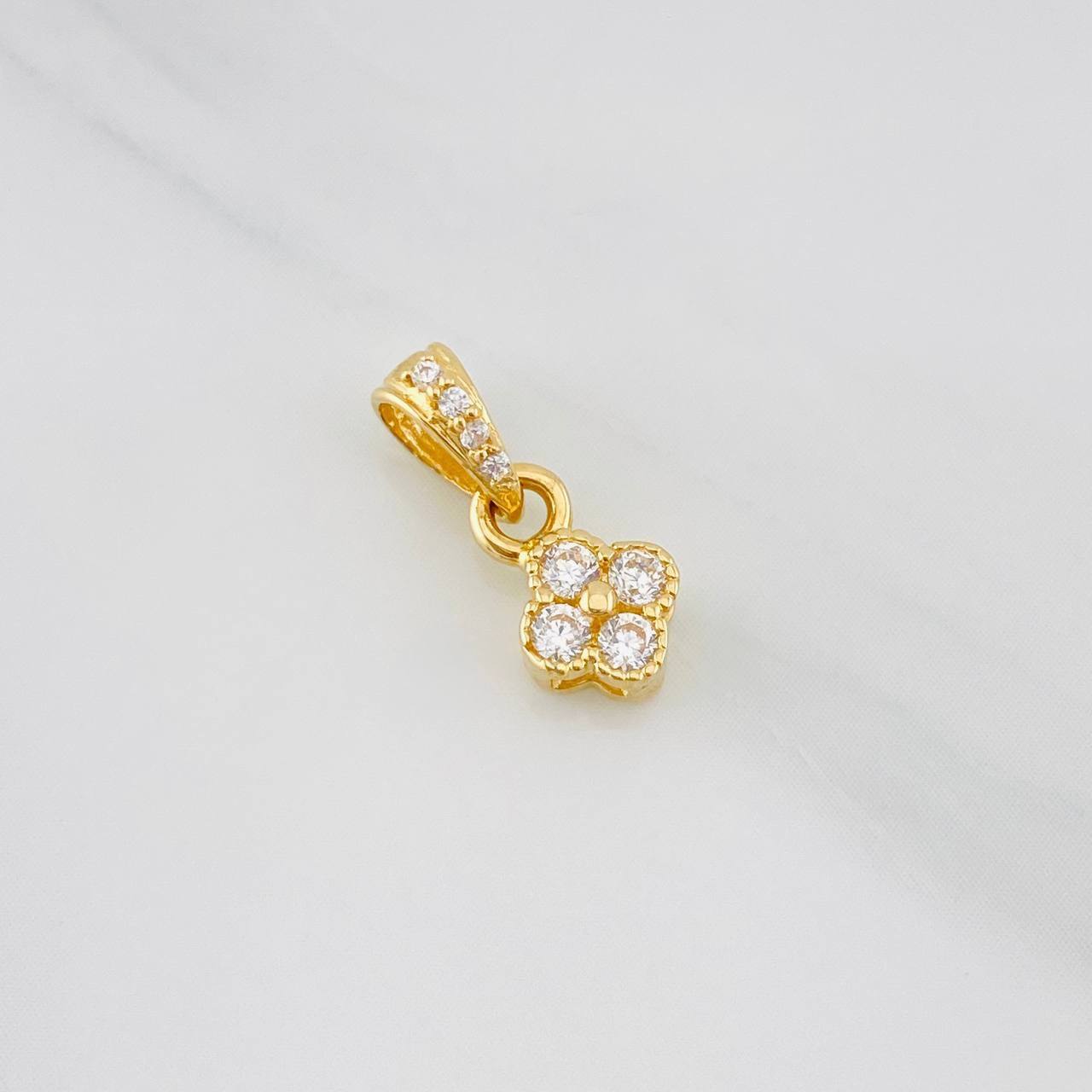 Dije Flor Bordes Texturizados 0.75g / 1/2 in Dos Oros Amarillo Blanco 18K