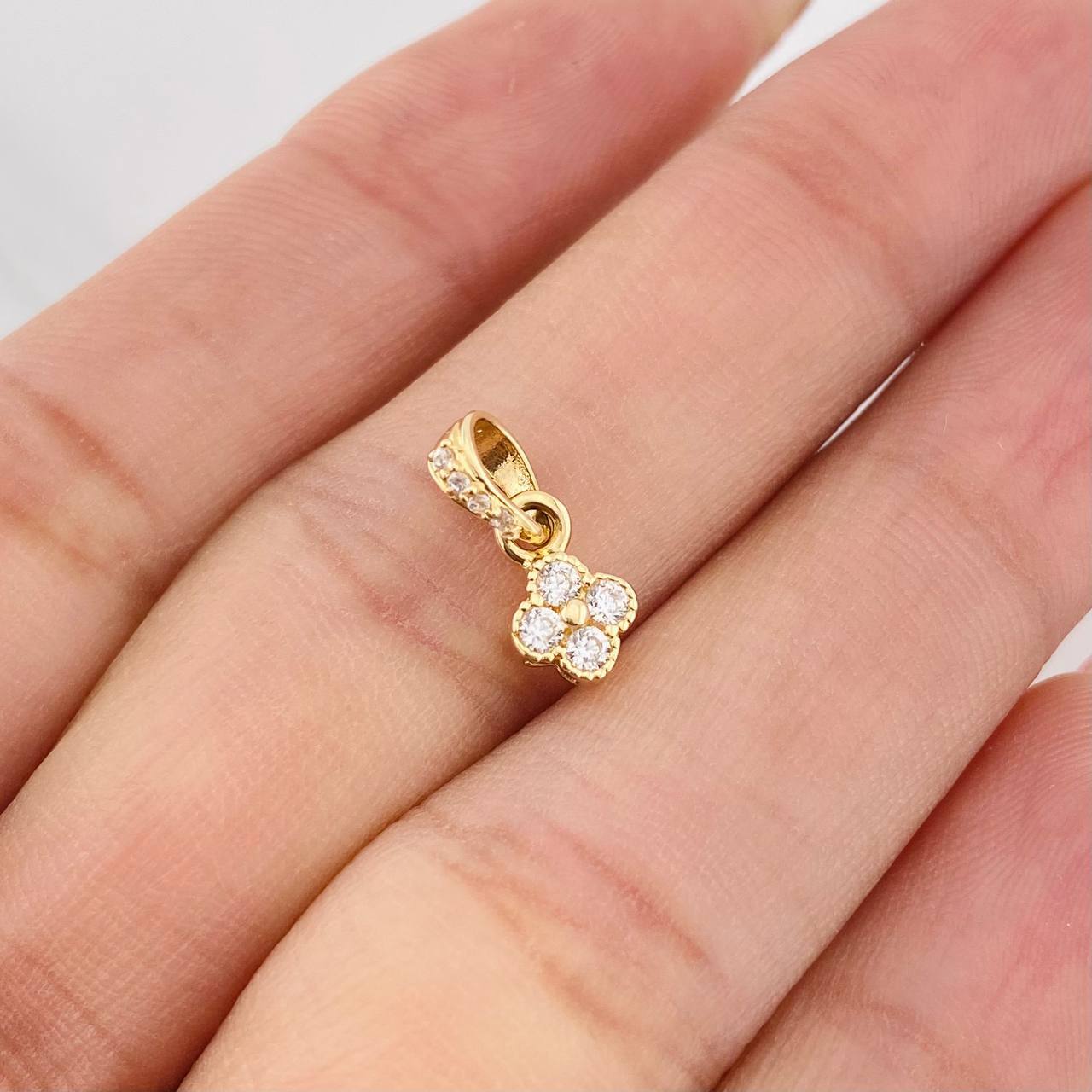 Dije Flor Bordes Texturizados 0.75g / 1/2 in Dos Oros Amarillo Blanco 18K