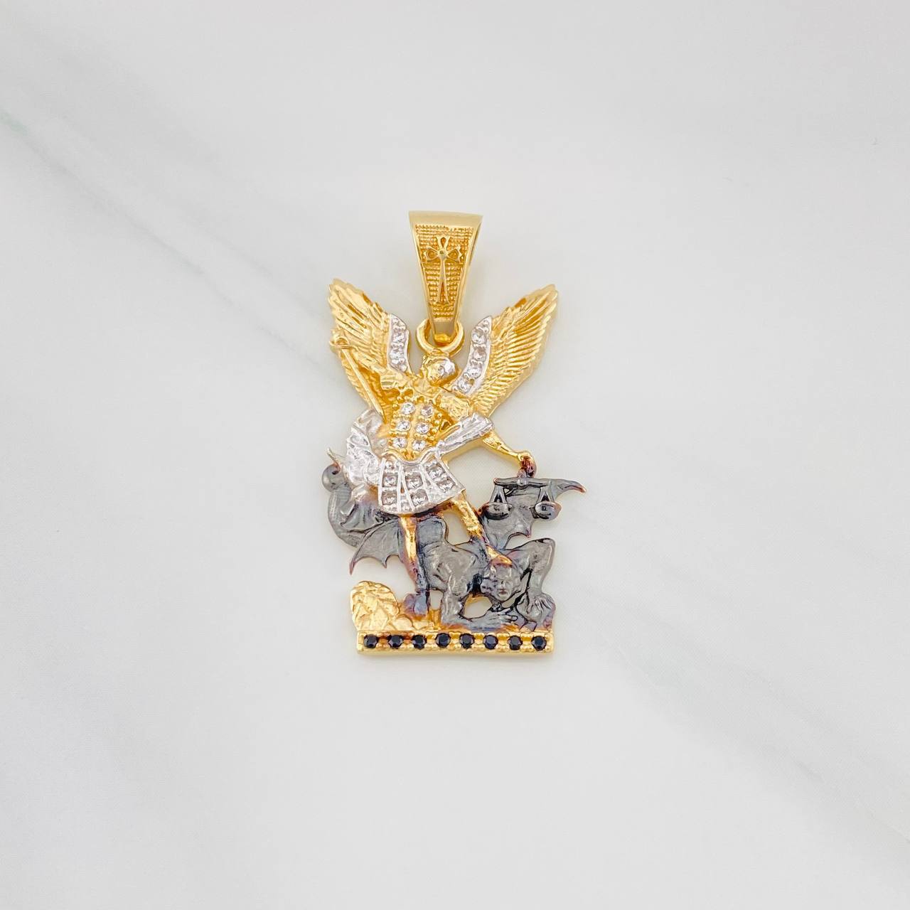 Dije San Miguel Arcangel 3.8g / 1 1/4 in Tres Oros 18K