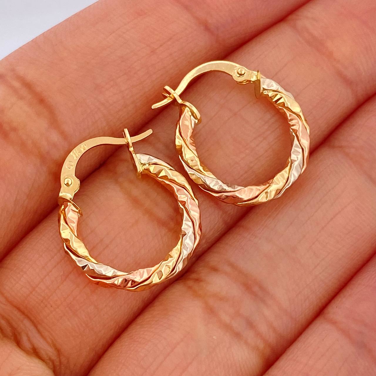 Majo Hoop Earrings 2.65gr / 3/4 in / Three 18K Golds