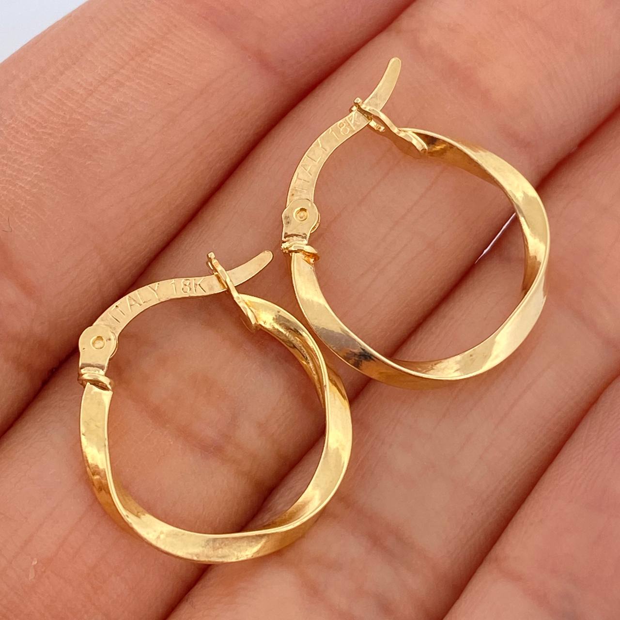 Kari Hoop Earrings 1.65gr / 3/4 in / 18K Gold