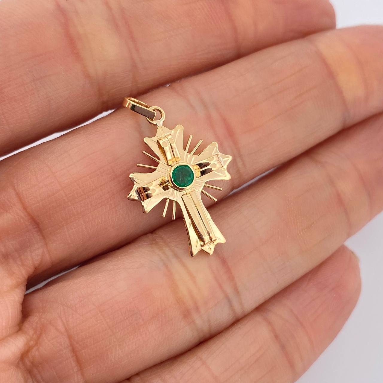 Dije Cruz Plana Esmeralda 13Pts 1.2gr / 1 in / Oro Amarillo 18K %