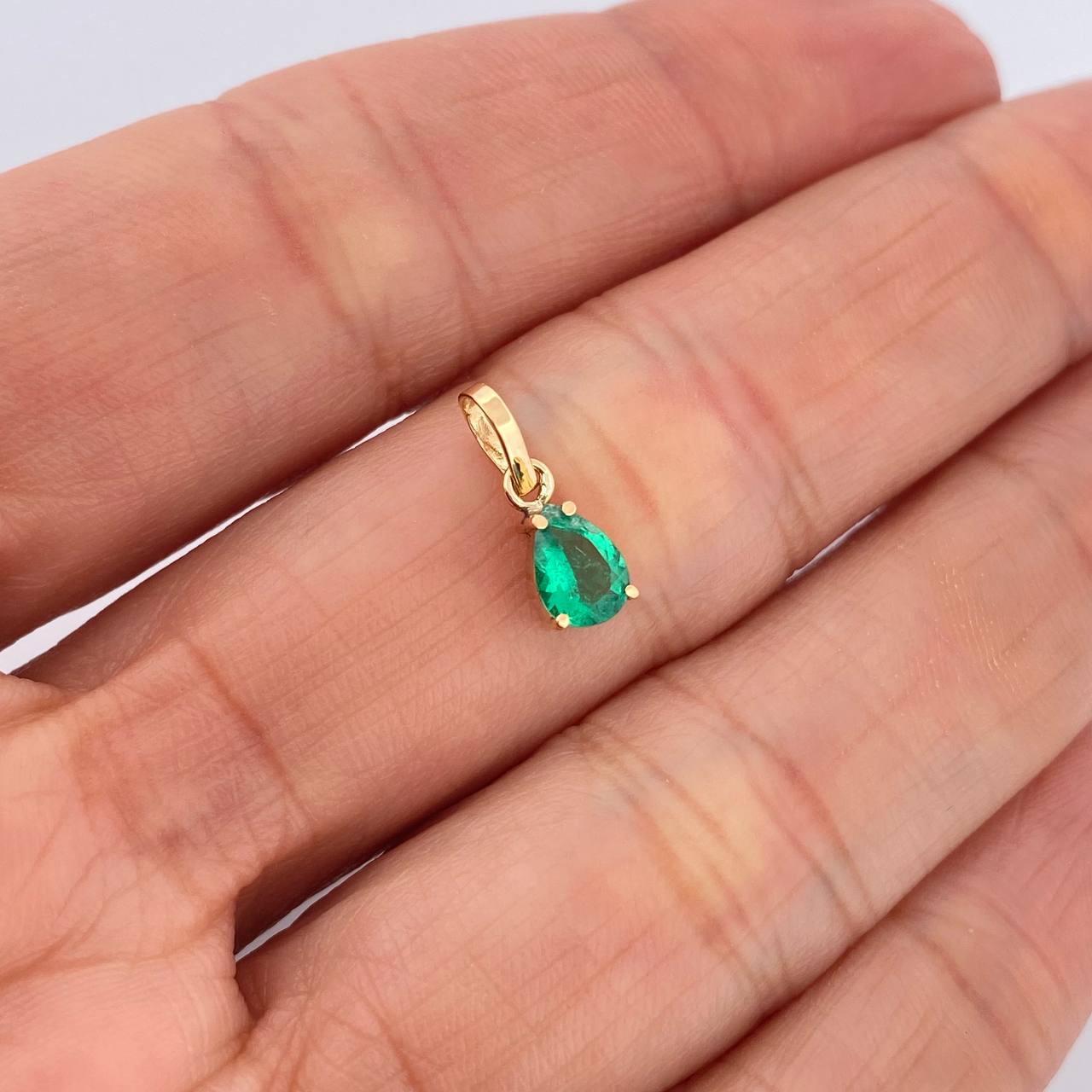 Dije Lagrima Esmeralda 35Pts 0.5gr / 1/2 in / Oro Amarillo 18K %