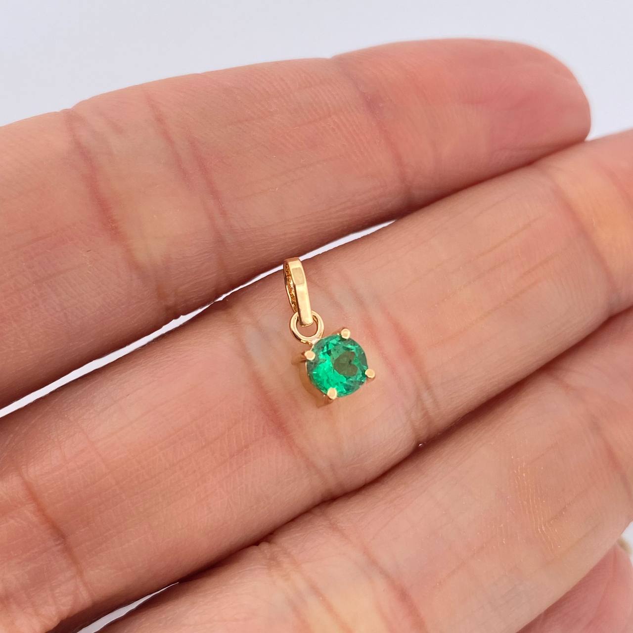 Round Emerald Pendant 43Pts 0.45gr / 1/2 in / 18K Yellow Gold %