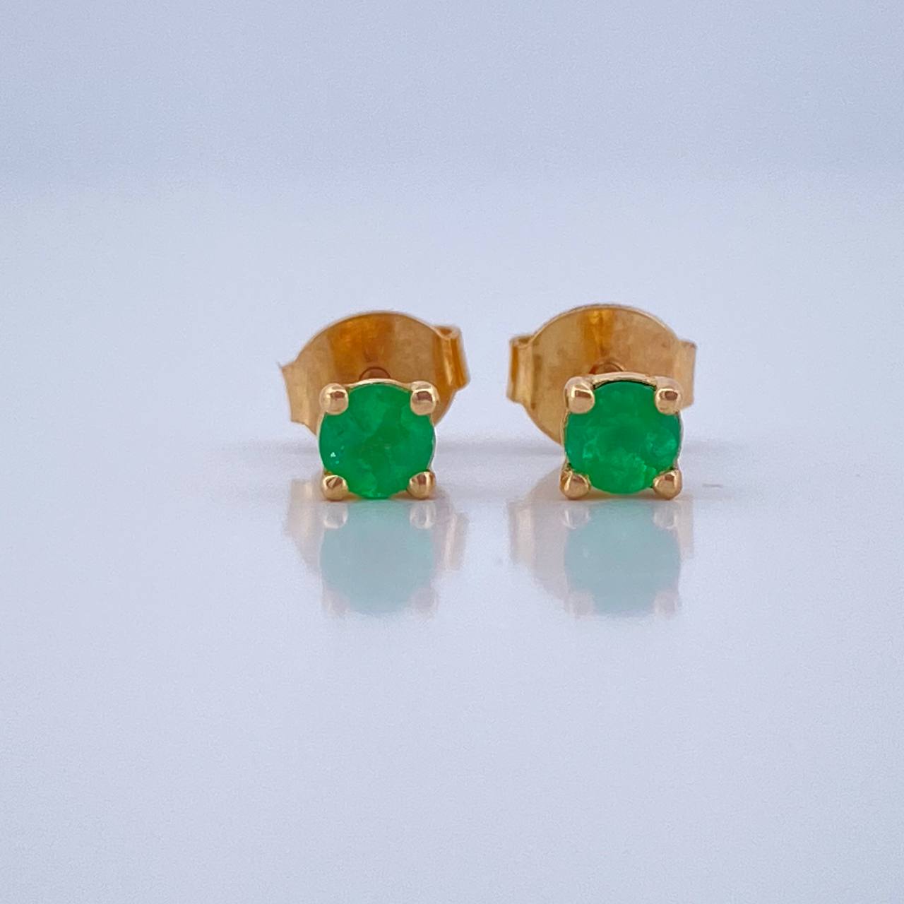 Topos Cuatro Garras Esmeraldas 10Pts 1.05gr / 3.6mm Oro Amarillo 18K %