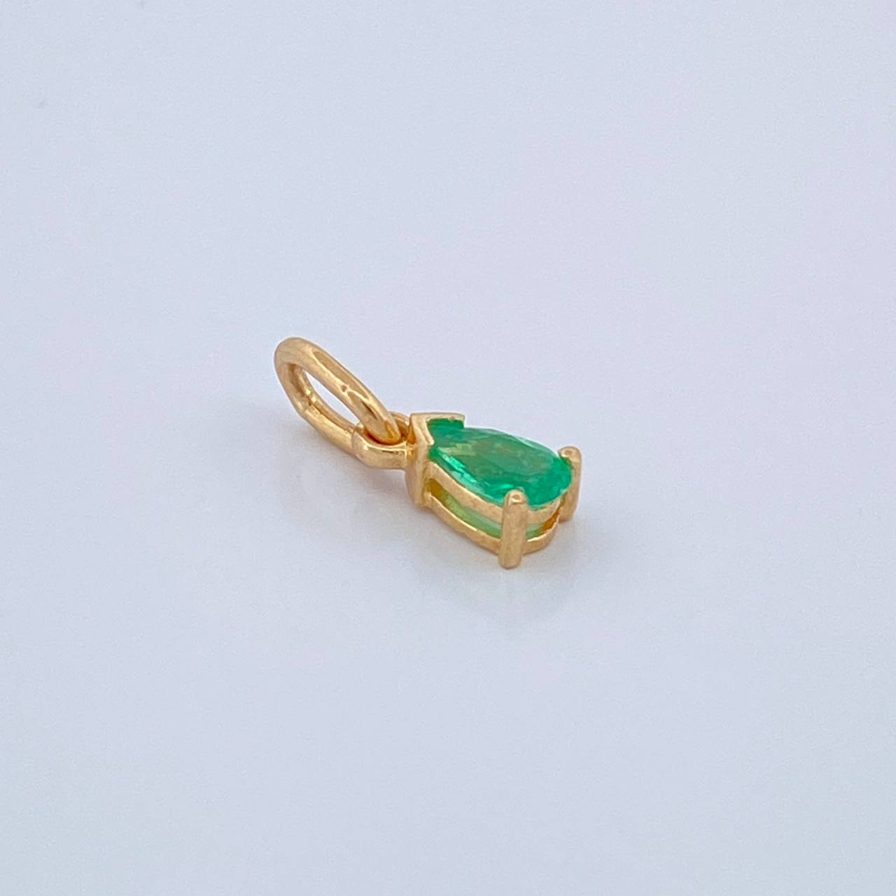Dije Lagrima Esmeralda 60Pts 0.45gr / 1/2 in / Oro Amarillo 18K %