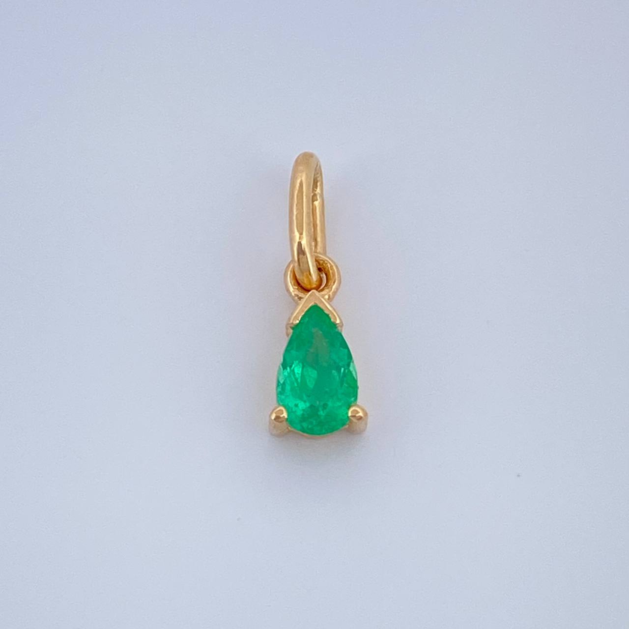 Dije Lagrima Esmeralda 60Pts 0.45gr / 1/2 in / Oro Amarillo 18K %
