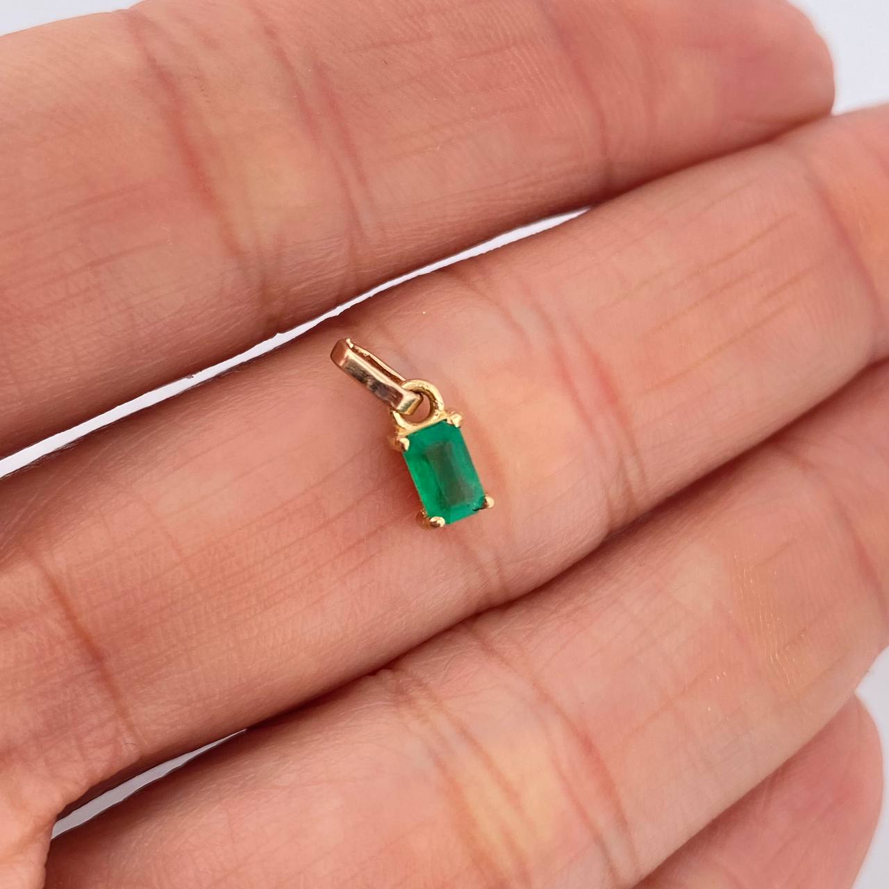 Dije Rectangular Esmeralda 60Pts 0.5gr / 1/2 in / Oro Amarillo 18K %