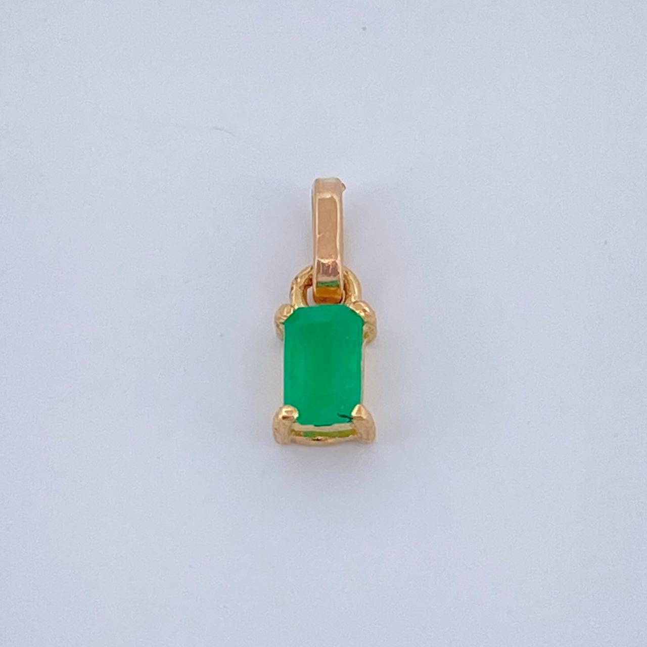 Dije Rectangular Esmeralda 60Pts 0.5gr / 1/2 in / Oro Amarillo 18K %