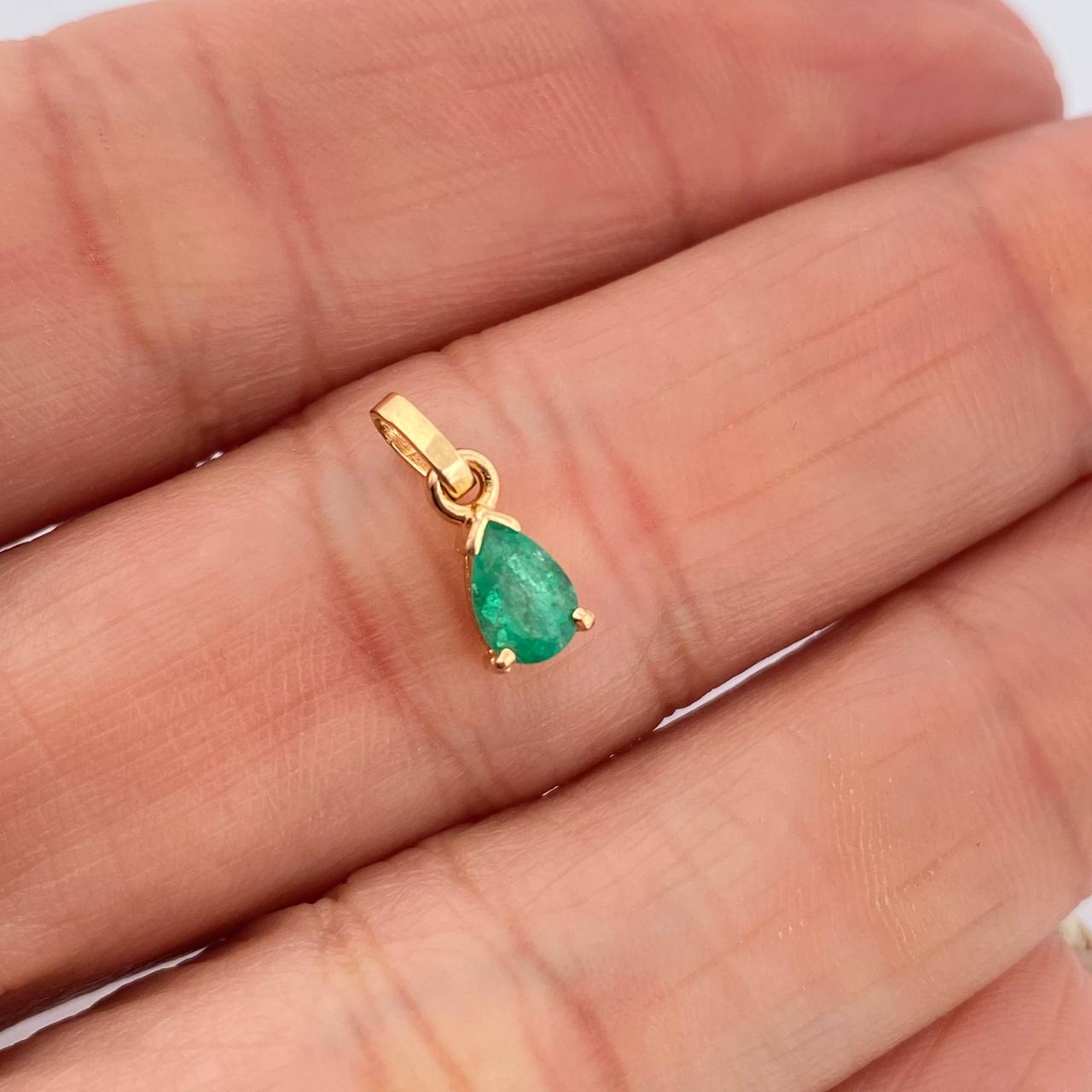 Dije Gota Esmeralda 60Pts 0.5gr / 1/2 in / Oro Amarillo 18K %