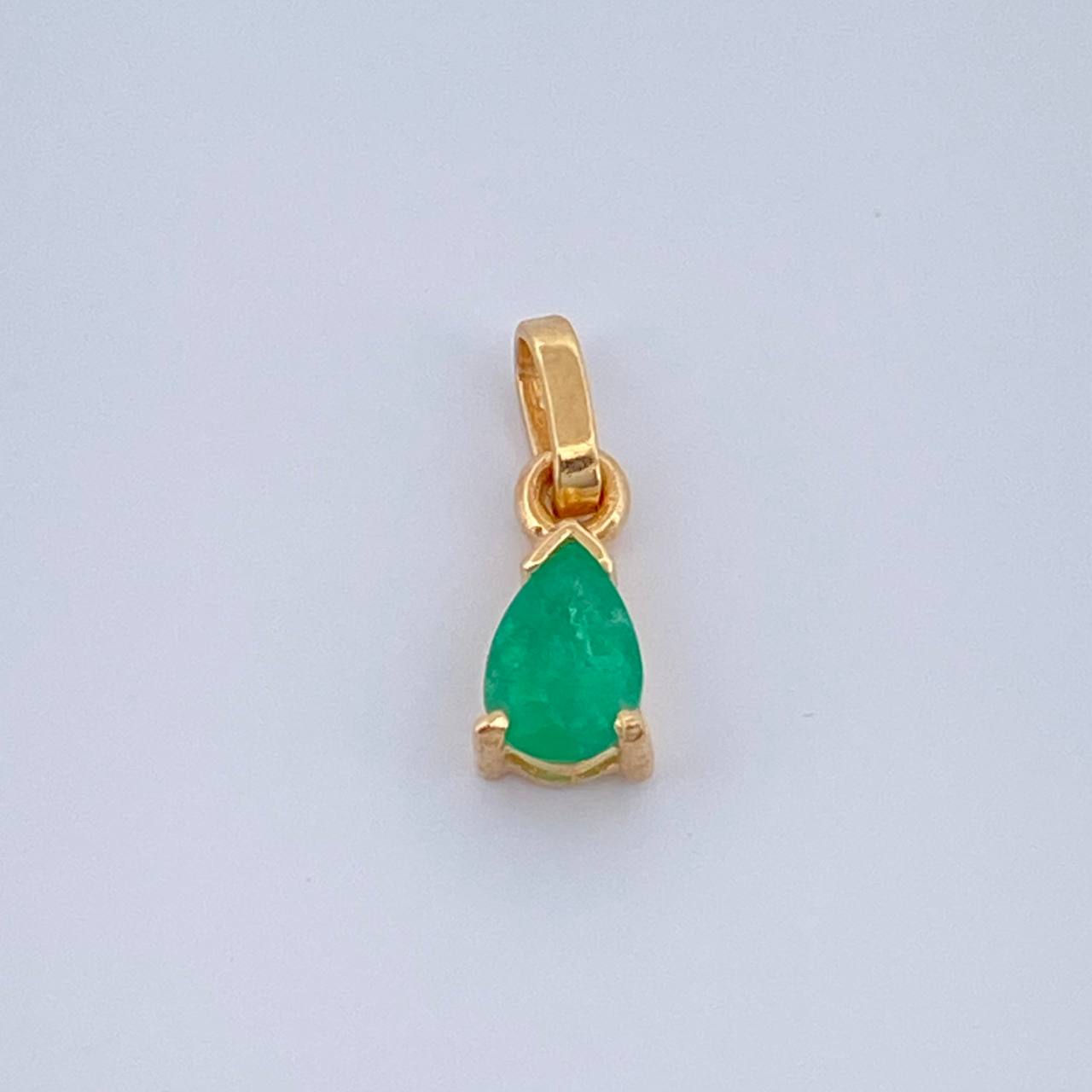 Dije Gota Esmeralda 60Pts 0.5gr / 1/2 in / Oro Amarillo 18K %