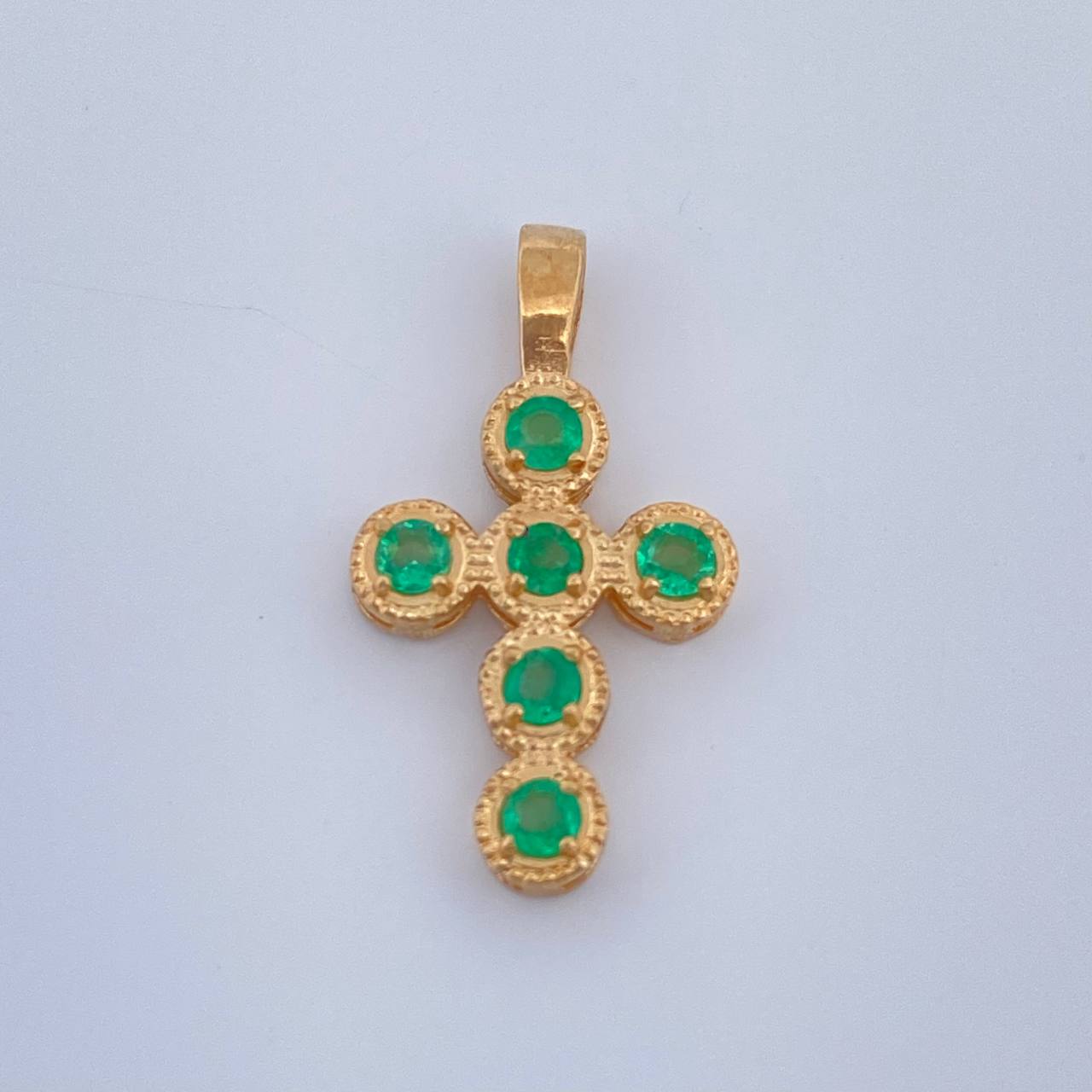 Cross with Emerald Spheres Pendant 20Pts 1.15gr / 3/4 in / 18K Yellow Gold %