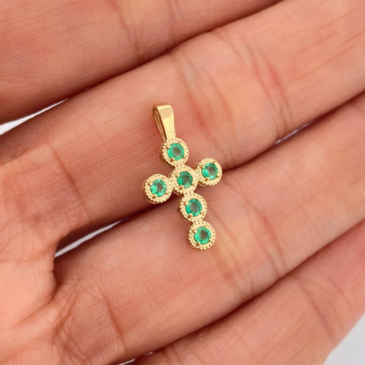 Cross with Emerald Spheres Pendant 20Pts 1.15gr / 3/4 in / 18K Yellow Gold %
