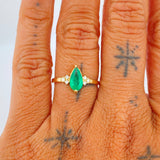 Anillo Churumbela Gota Esmeralda 70Pts Diamantes 15Pts 2gr / T7 1/4 / Oro Amarillo 18K %