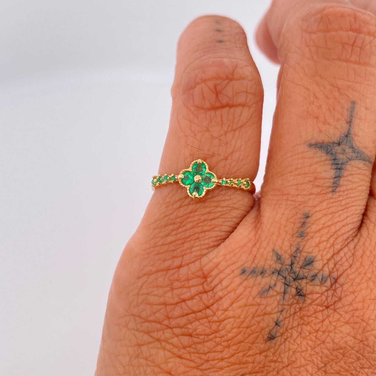 Anillo  Churumbela Trebol Esmeraldas 50Pts 1.85gr / T7 1/4 / Oro Amarillo 18K %