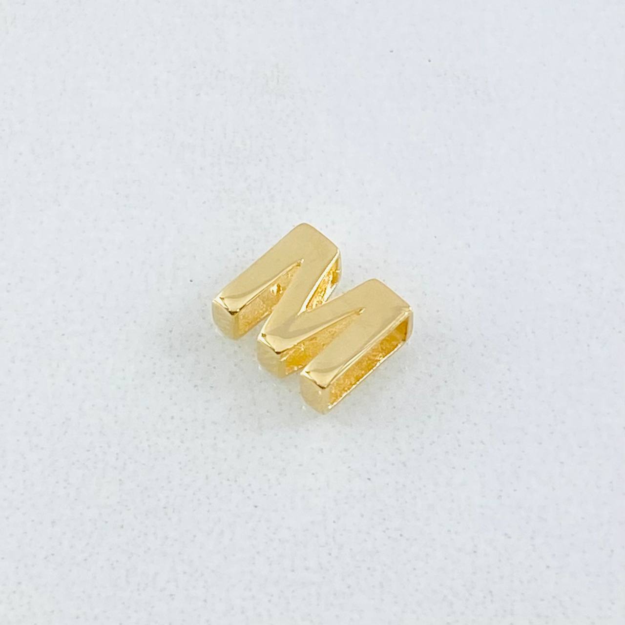 Herraje Letra M 0.4gr / 1/4 in / Oro Amarillo 18K