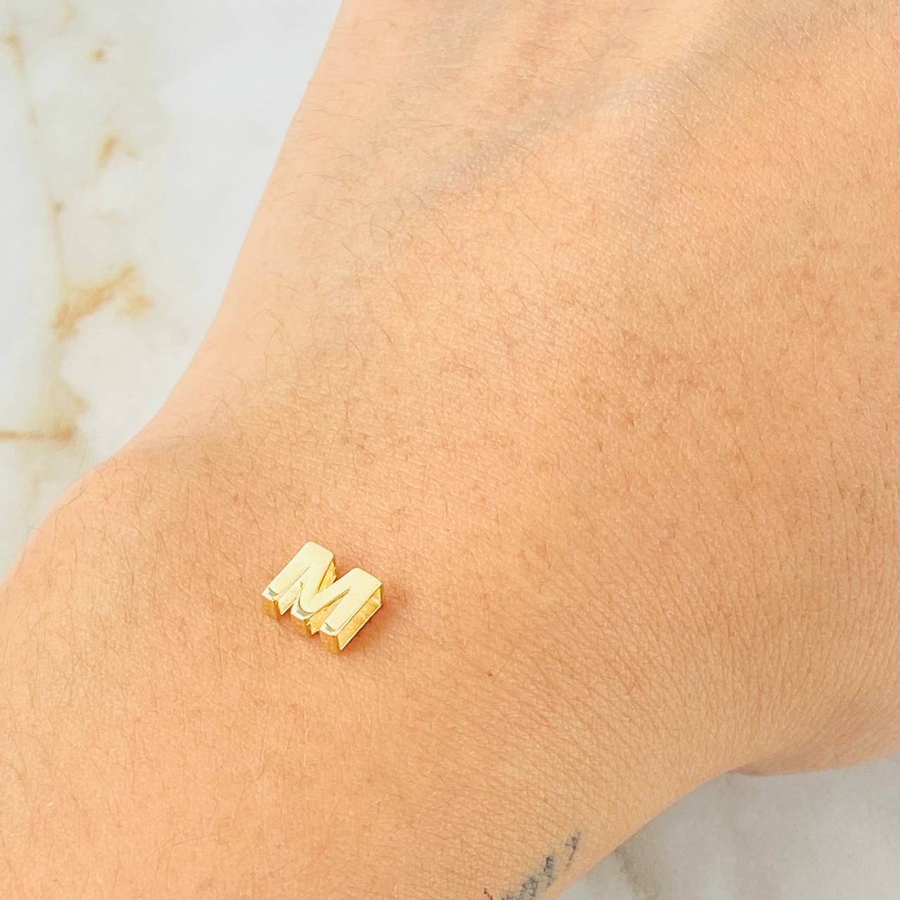 Herraje Letra M 0.4gr / 1/4 in / Oro Amarillo 18K