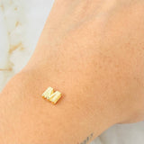 Herraje Letra M 0.4gr / 1/4 in / Oro Amarillo 18K