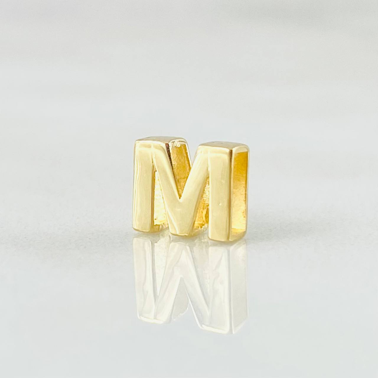 Herraje Letra M 0.4gr / 1/4 in / Oro Amarillo 18K