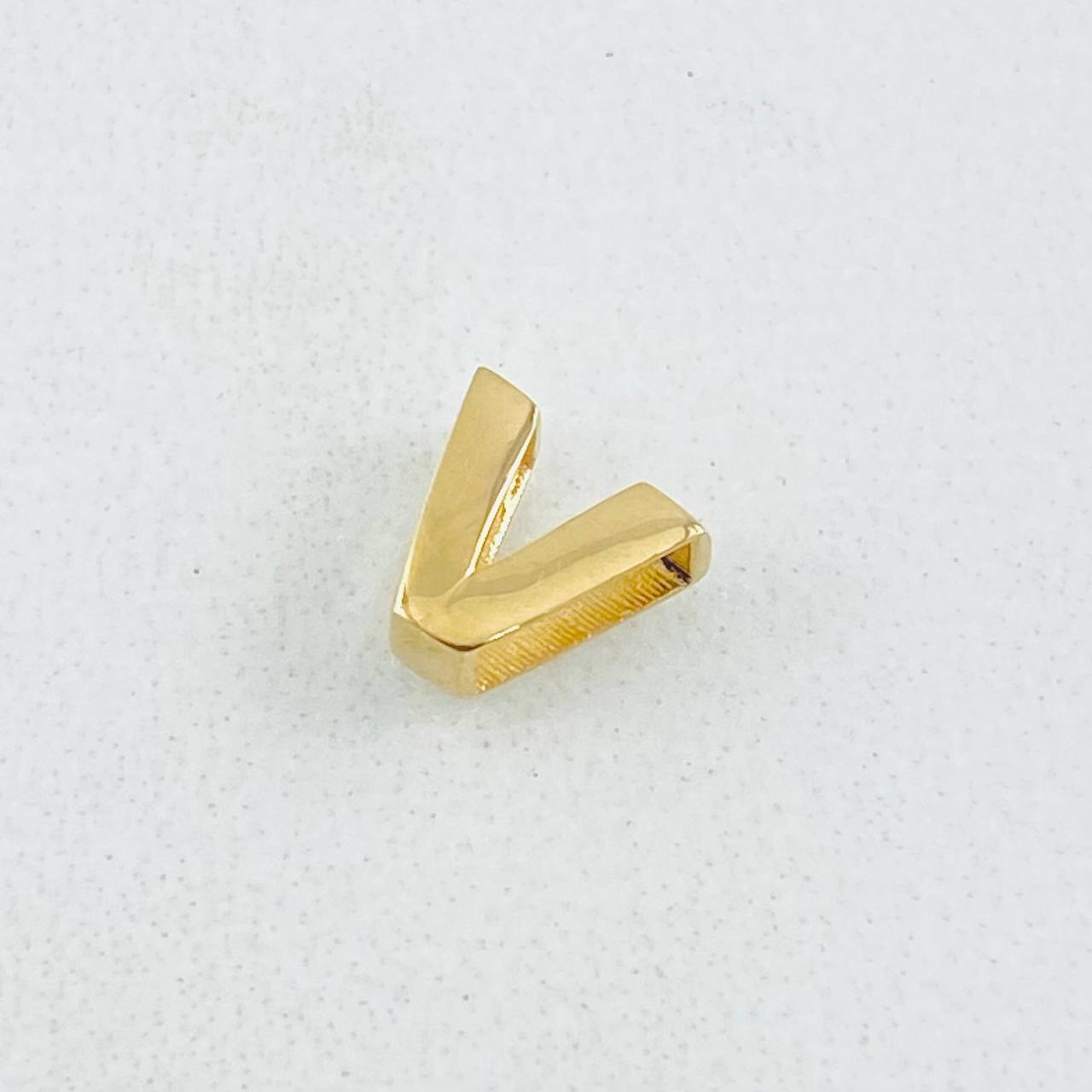 Herraje Letra V 0.25gr / 1/4 in / Oro Amarillo 18K
