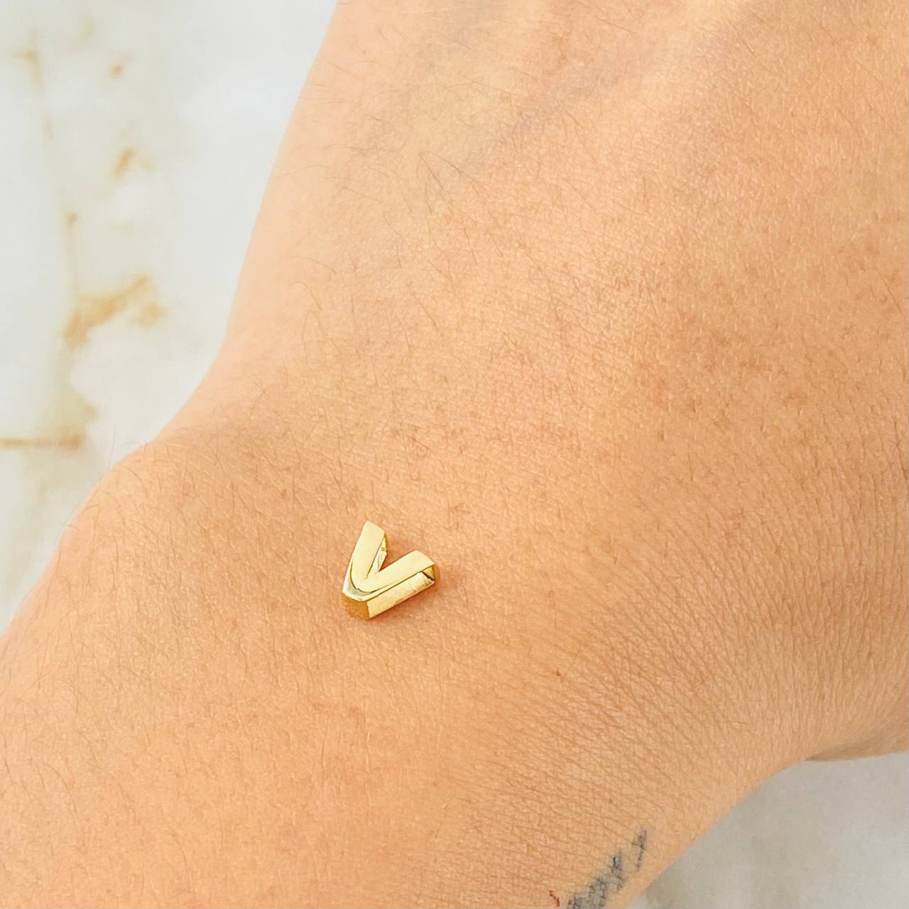 Herraje Letra V 0.25gr / 1/4 in / Oro Amarillo 18K