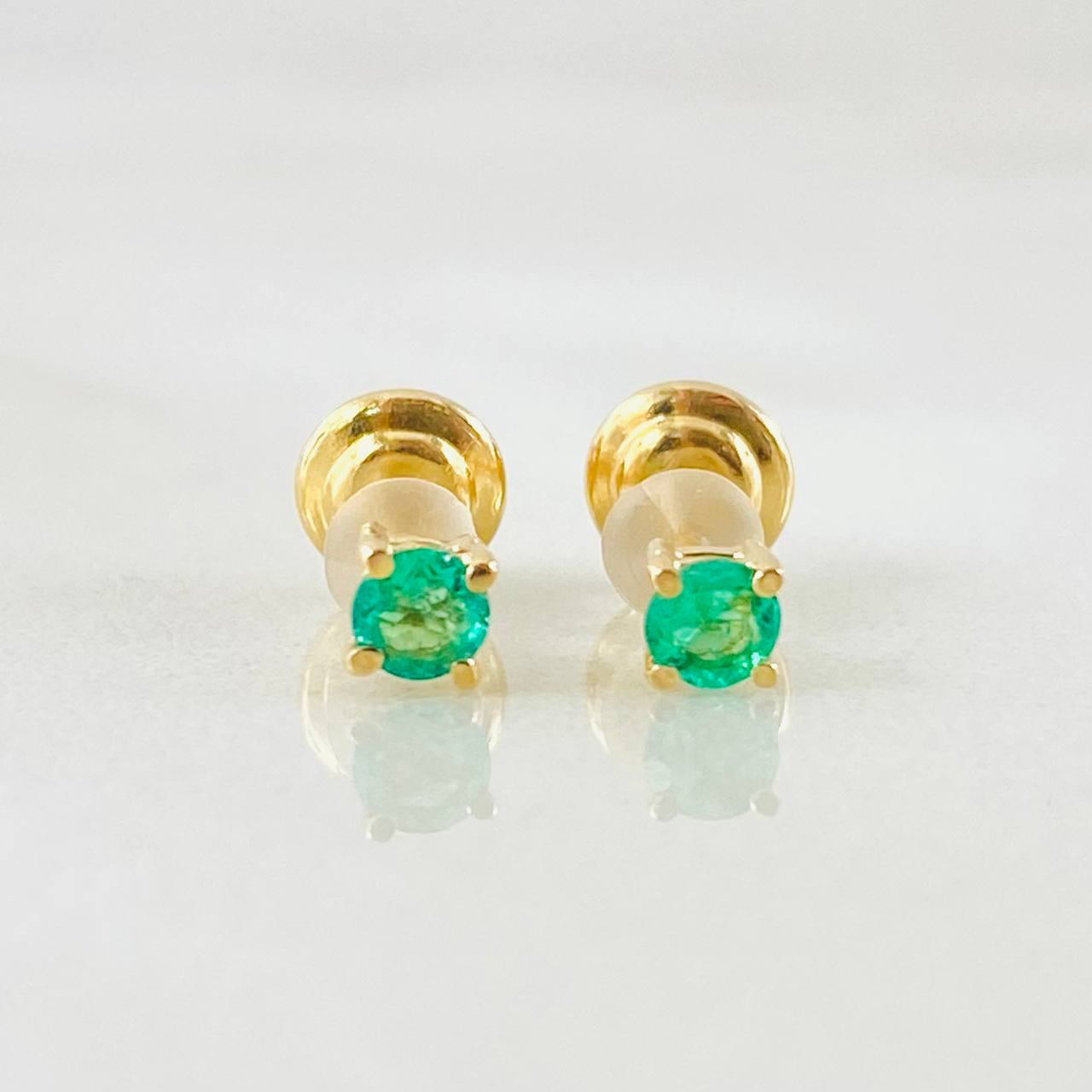 Topos Caja Cuatro Garras Esmeraldas 16pts 0.7gr / Oro Amarillo 18K ©