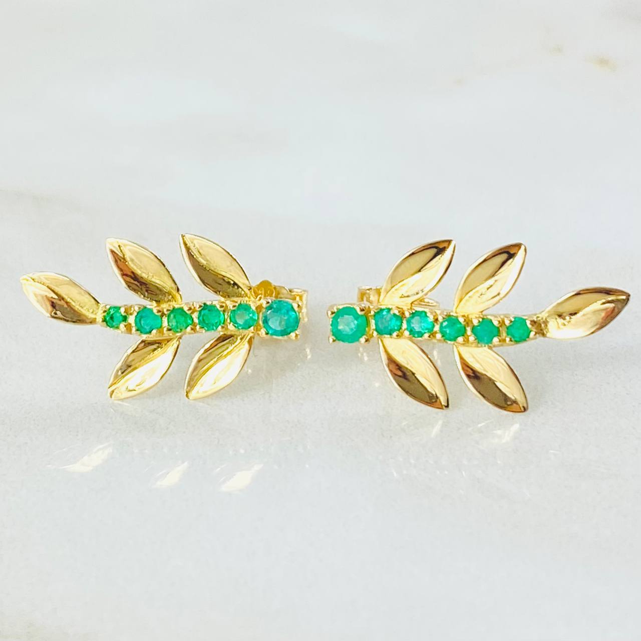 Topos Hojas de Muerdago Esmeraldas 30pts 2.6gr / Oro Amarillo 18K ©