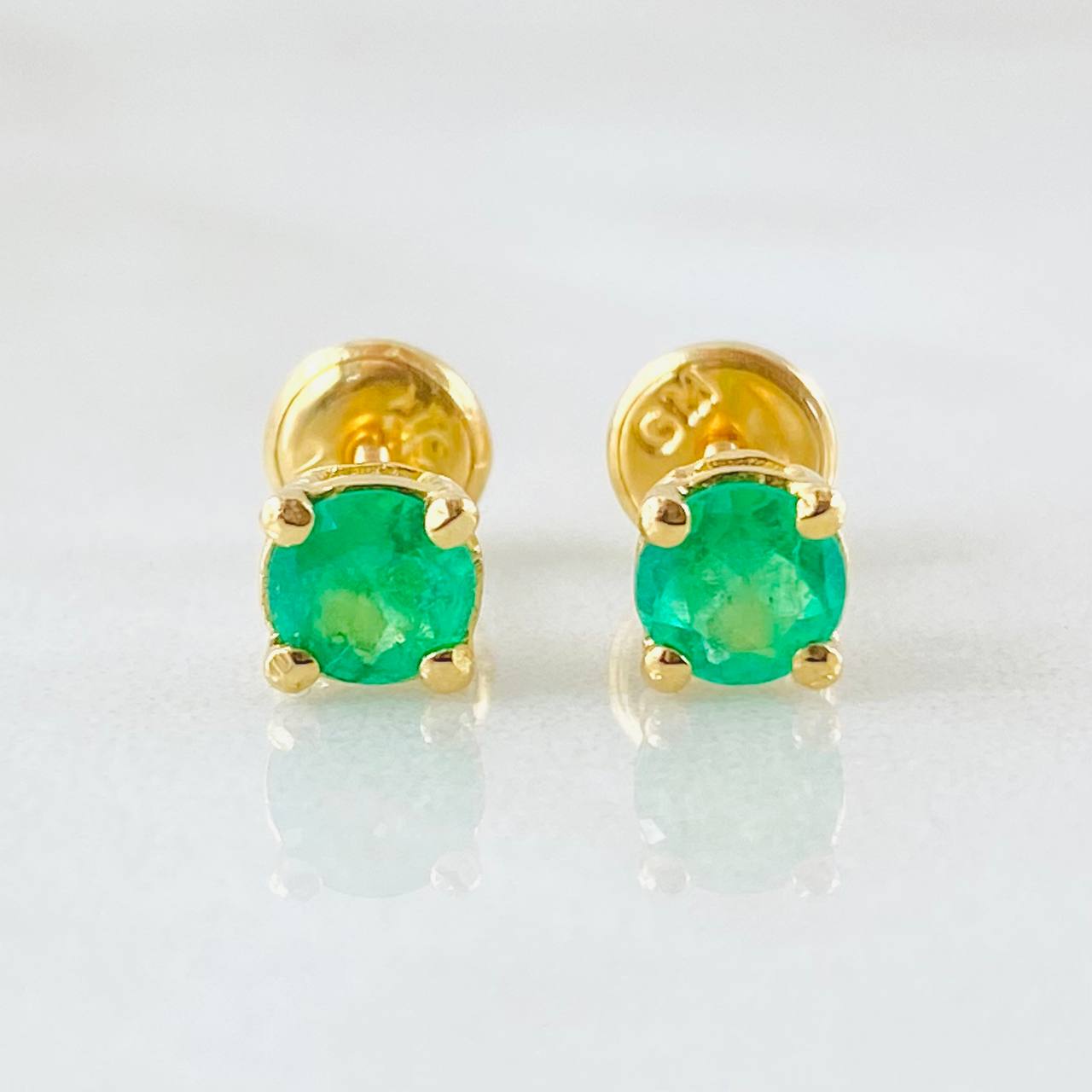 Topos Caja Cuatro Garras 45pts Esmeraldas 1.25gr / 4.85mm Oro Amarillo 18K *