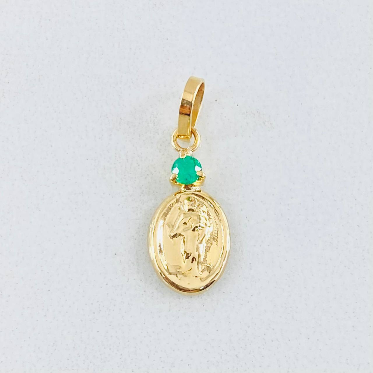 Dije Virgen del Carmen Ovalo Esmeralda 5pts 0.45gr / 3/4 in / Oro Amarillo 18K ©