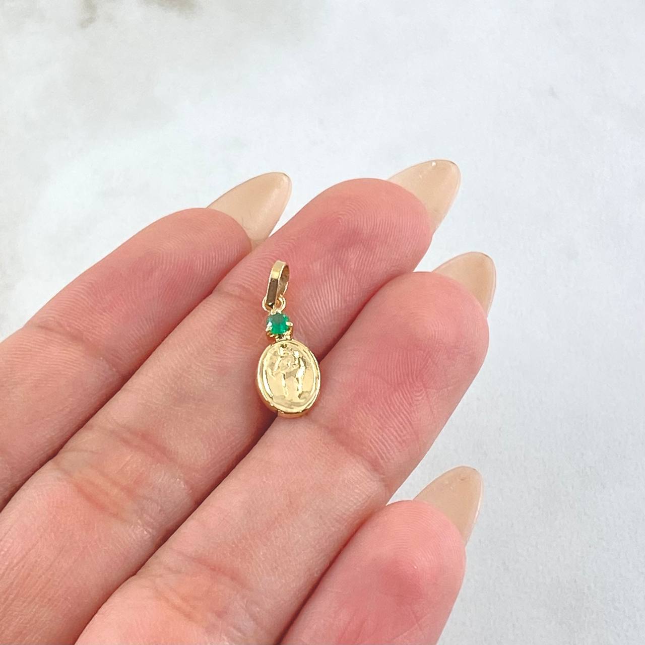 Dije Virgen del Carmen Ovalo Esmeralda 5pts 0.45gr / 3/4 in / Oro Amarillo 18K ©