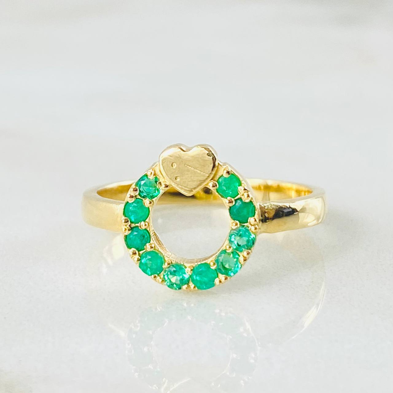 Anillo Aro Corazón Esmeraldas 30pts 3.35gr / T7 1/4 / Oro Amarillo 18K ©