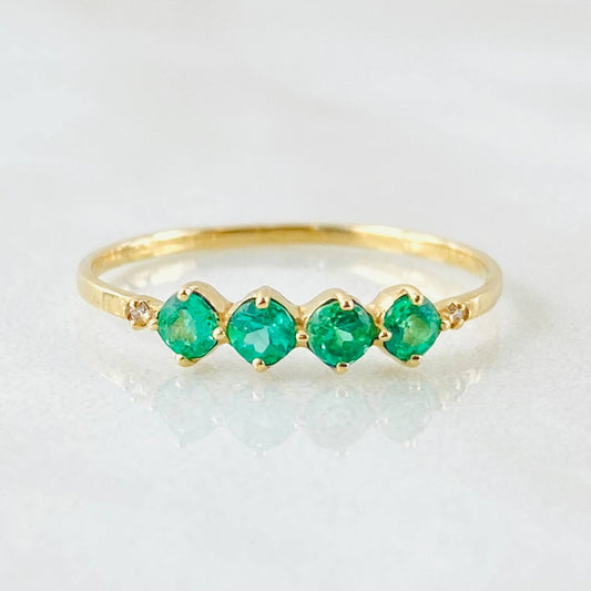 Quartet of Emerald Points Ring 22pts Diamonds 6pts 1.15gr / Size 7 1/4 / 18K Gold ©