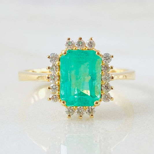 Emerald Bordered Rectangle Ring 1.7 Qts Diamonds 19pts 3.35gr / Size 6 1/2 / 18K Gold ©